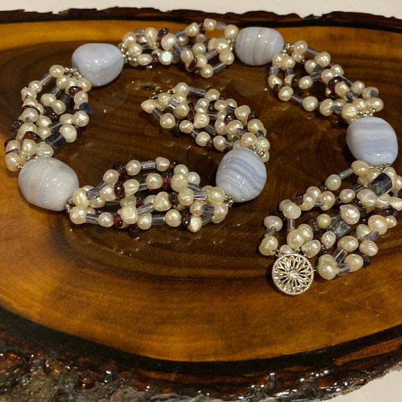 Agate and seed pearl choker. - Picture 1 of 10